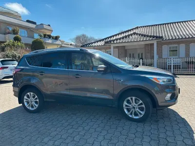 Gebraucht Ford Kuga Titanium 182 PS (133 kW) 2017 Grau SUV