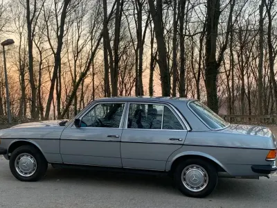 Gebraucht Mercedes 250 140 PS (102 kW) 1983 Blau Limousine