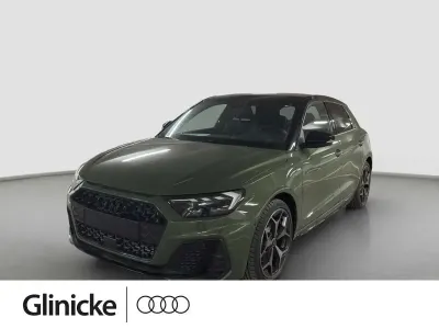 Neu Audi A1 S-Line 207 PS (152 kW) 2025 Distriktgrün metallic SUV