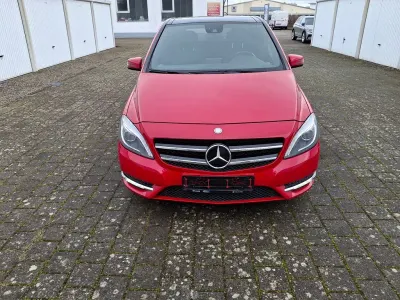 Gebraucht Mercedes B180 122 PS (89 kW) 2011 Rot Kleinwagen