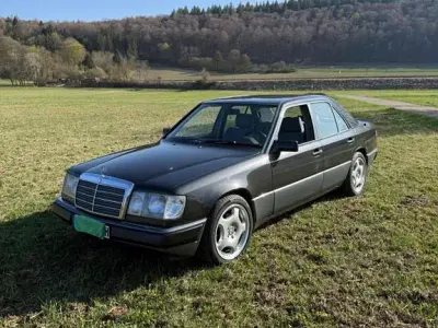 Używany Mercedes E230 132 KM (97 kW) 1992 Czarny Sedan/Limuzyna