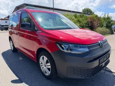 Gebraucht VW Caddy Basis 114 PS (83 kW) 2023 Kirschrot Van / Kleinbus