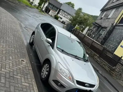 Gebraucht Ford Focus 109 PS (80 kW) 2011 Silber Limousine