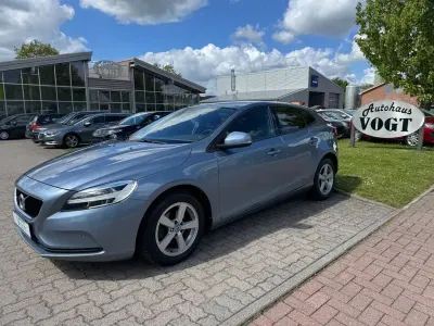 Gebraucht Volvo V40 Momentum 120 PS (88 kW) 2016 Blau Limousine