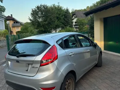 Gebraucht Ford Fiesta 69 PS (50 kW) 2010 Silber Kleinwagen