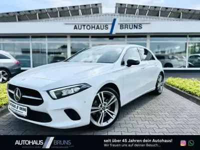Gebraucht Mercedes A220 Night 190 PS (139 kW) 2021 Digitalweiss  metalliclack Limousine