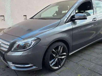 Gebraucht Mercedes B180 122 PS (89 kW) 2012 Mountaingrau  met. Kleinwagen