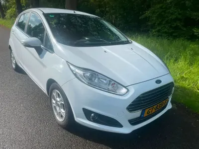 Gebraucht Ford Fiesta Titanium 95 PS (69 kW) 2015 Weiß Kleinwagen