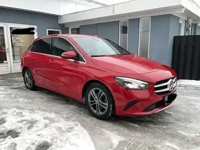 Używany Mercedes B200 163 KM (119 kW) 2019 Czerwony Minivan