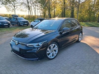 Second-hand VW Golf VIII R-line 150 CP (110 kW) 2022 Negru Berlinǎ