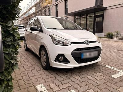 Gebraucht Hyundai i10 67 PS (49 kW) 2015 Weiß Kleinwagen