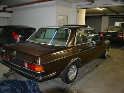 Second-hand Mercedes E280 185 CP (136 kW) 1981 Maro Berlinǎ