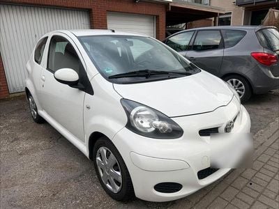 Gebraucht Toyota Aygo 68 PS (50 kW) 2012 Weiß Kleinwagen
