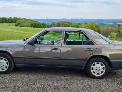 Gebraucht Mercedes 230 132 PS (97 kW) 1988 Grau Limousine