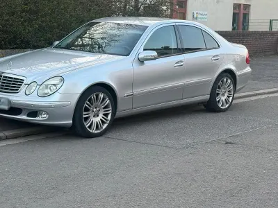 Gebraucht Mercedes E220 2003 Silber Limousine