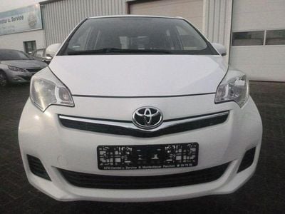 Gebraucht Toyota Verso-S Basis 99 PS (72 kW) 2012 Weiß Van / Kleinbus