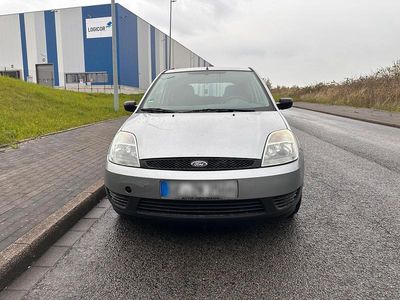 Second-hand Ford Fiesta 65 CP (47 kW) 2004 Gri Hatchback