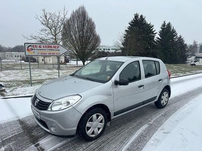 Grau Gebraucht 2009 Dacia Sandero Limousine | 3.200 € (Etwas zu teuer)