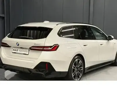 Gebraucht BMW 520 M Sport 197 PS (144 kW) 2024 Mineralweiss metallic Kombi