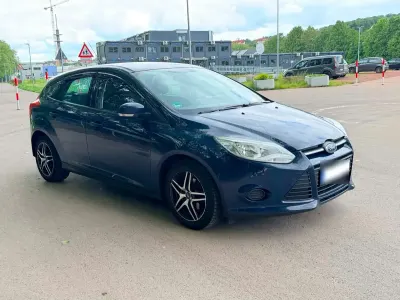 Używany Ford Focus 110 KM (80 kW) 2014 Niebieski Sedan/Limuzyna