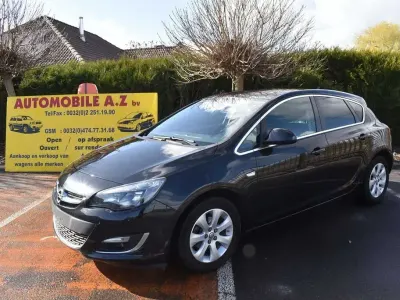 Używany Opel Astra Edition+ 116 KM (85 kW) 2015 Czarny Sedan/Limuzyna