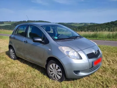 Gebraucht Toyota Yaris 69 PS (50 kW) 2009 Silber Kleinwagen