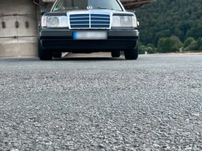 Gebraucht Mercedes E200 136 PS (100 kW) 1993 Schwarz Limousine