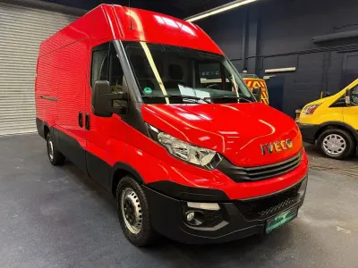 Gebraucht Iveco Daily 204 PS (150 kW) 2019 Rot Van / Kleinbus