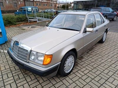 Gebraucht Mercedes E230 132 PS (97 kW) 1991 Gold Limousine