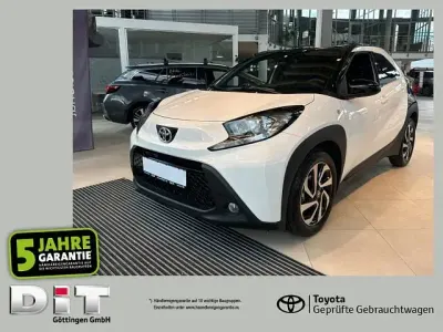 Gebraucht Toyota Aygo X X-Black 72 PS (52 kW) 2024 Schneeweiß / night sky black SUV
