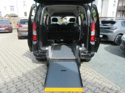Gebraucht Peugeot TePee Active 99 PS (72 kW) 2017 Schwarz Van / Kleinbus