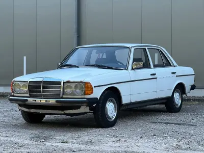 Gebraucht Mercedes 200 109 PS (80 kW) 1981 Weiß Limousine