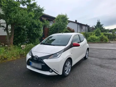 Gebraucht Toyota Aygo 69 PS (50 kW) 2016 Weiß Kleinwagen