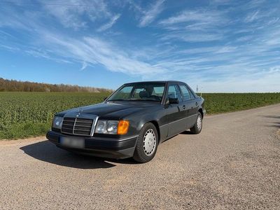 Second-hand Mercedes E230 132 CP (97 kW) 1990 Negru Berlinǎ