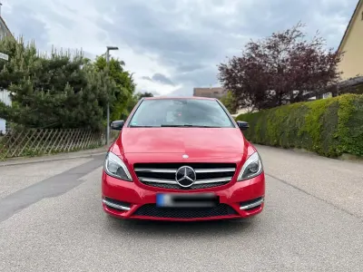 Używany Mercedes B250 Sport 211 KM (155 kW) 2013 Czerwony Minivan