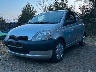 Silber Gebraucht 2001 Toyota Yaris Kleinwagen | 800 € (Guter Preis)