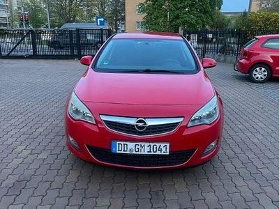 Usata Opel Astra 101 CV (74 kW) 2011 Rosso Berlina