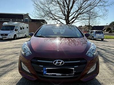 Gebraucht Hyundai i30 YES! Gold 110 PS (80 kW) 2015 Rot Limousine
