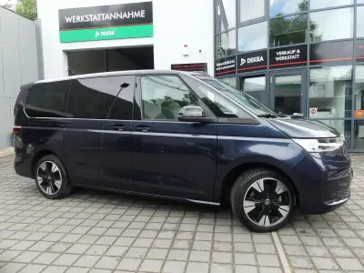 Gebraucht VW Multivan 204 PS (150 kW) 2023 Starlightblue Van / Kleinbus