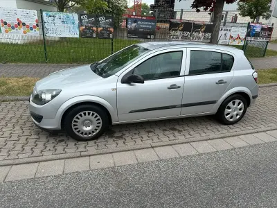 Używany Opel Astra 95 KM (69 kW) 2004 Srebrny Sedan/Limuzyna