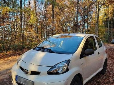 Gebraucht Toyota Aygo 68 PS (50 kW) 2008 Weiß Kleinwagen