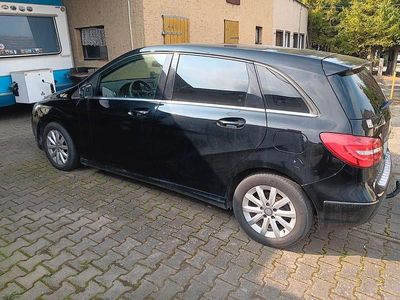 Gebraucht Mercedes B180 122 PS (89 kW) 2014 Schwarz Van / Kleinbus