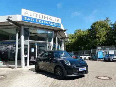 Gebraucht Mini Cooper SE Classic 135 kW (184 PS) 2023 Schwarz Kleinwagen