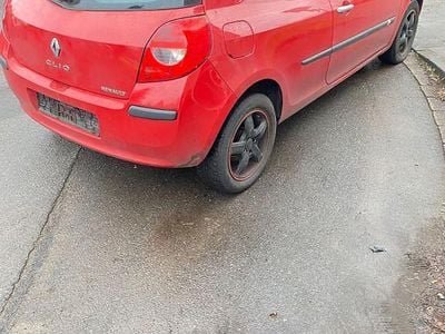 Rot Gebraucht 2006 Renault Clio II Dynamique Limousine | 850 € (Fairer Preis)