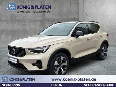 Neu Volvo XC40 Plus 197 PS (144 kW) 2026 Sand dune (beige) SUV