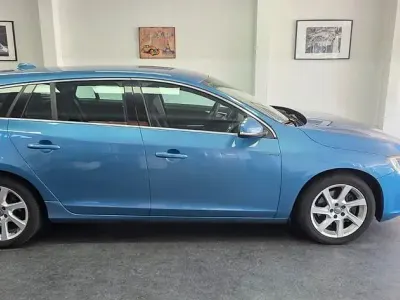 Gebraucht Volvo V60 Momentum 215 PS (158 kW) 2014 Blau Kombi