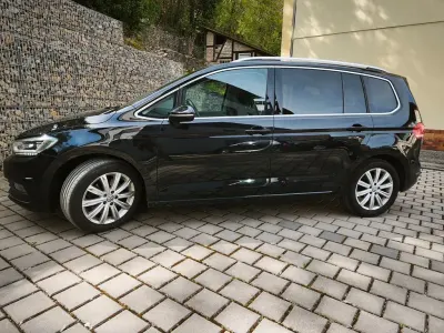 Second-hand VW Touran Highline 150 CP (110 kW) 2018 Negru Monovolum