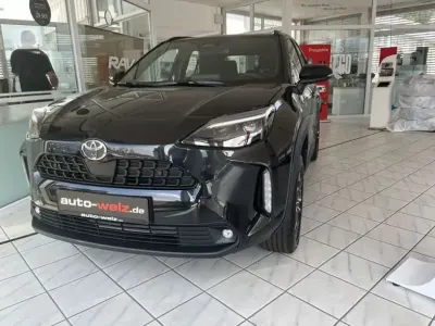Gebraucht Toyota Yaris Hybrid 131 PS (96 kW) 2025 Dunkel schwarz metallic (metallic) SUV