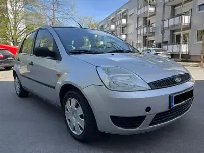 Używany Ford Fiesta Ambiente 60 KM (44 kW) 2005 Srebrny Hatchback