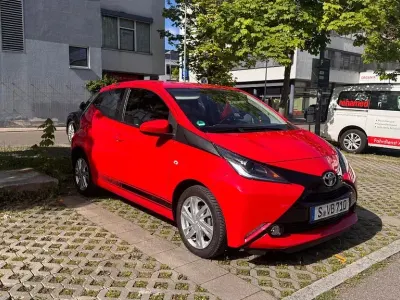 Gebraucht Toyota Aygo 68 PS (50 kW) 2015 Rot Kleinwagen